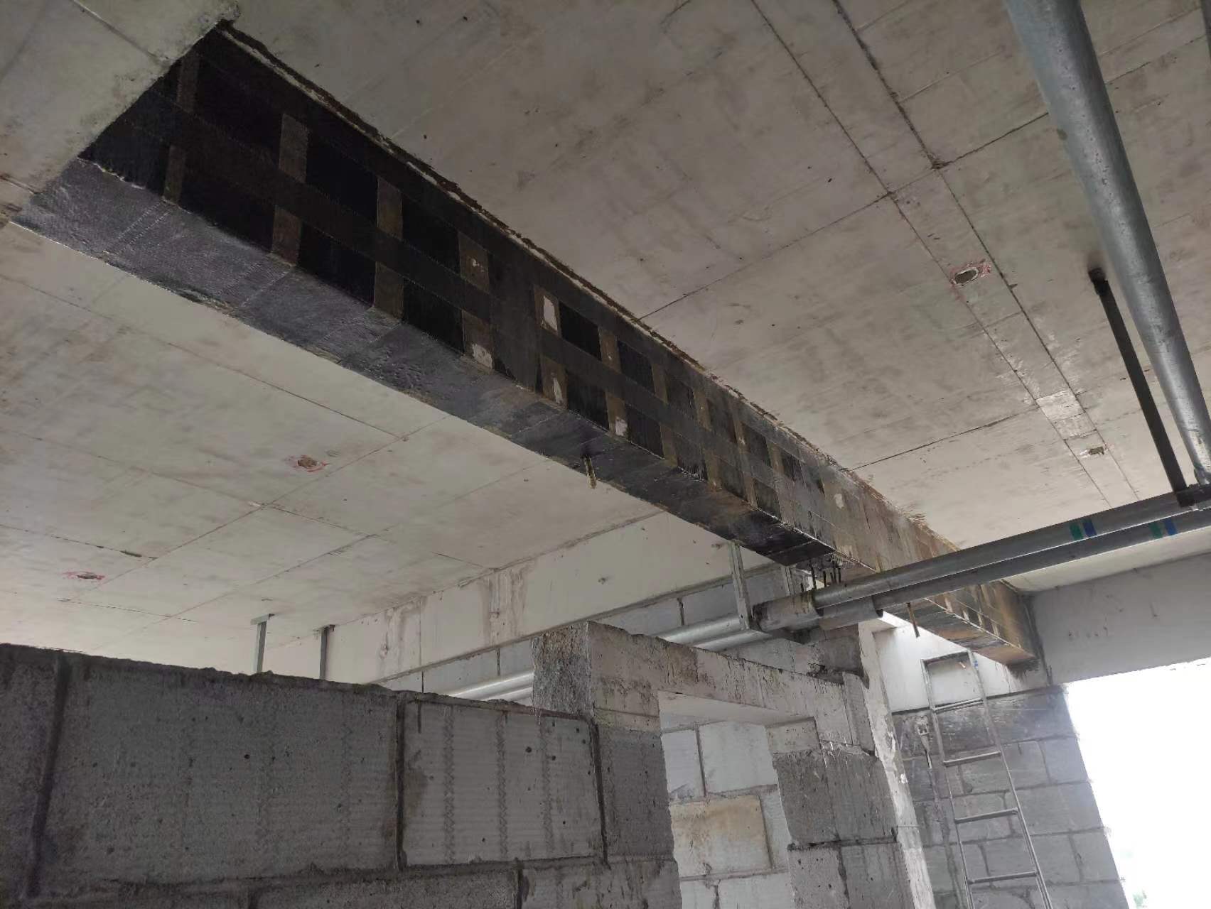衢州现浇楼板开洞运用碳纤维加固和粘钢加固